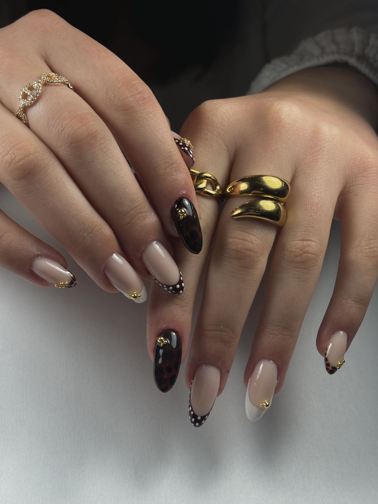 Nail art écaille brun et détails dorés