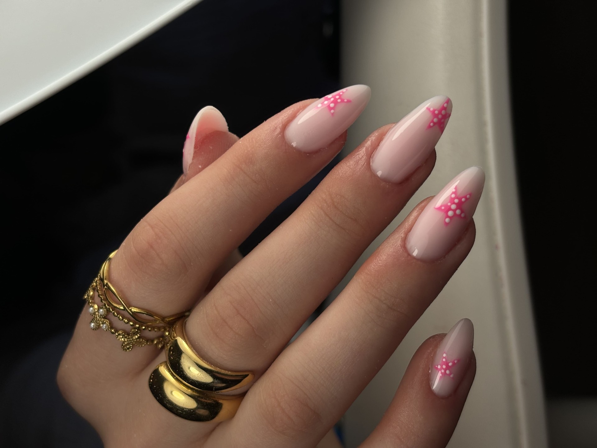 Pose stiletto nude avec étoiles roses