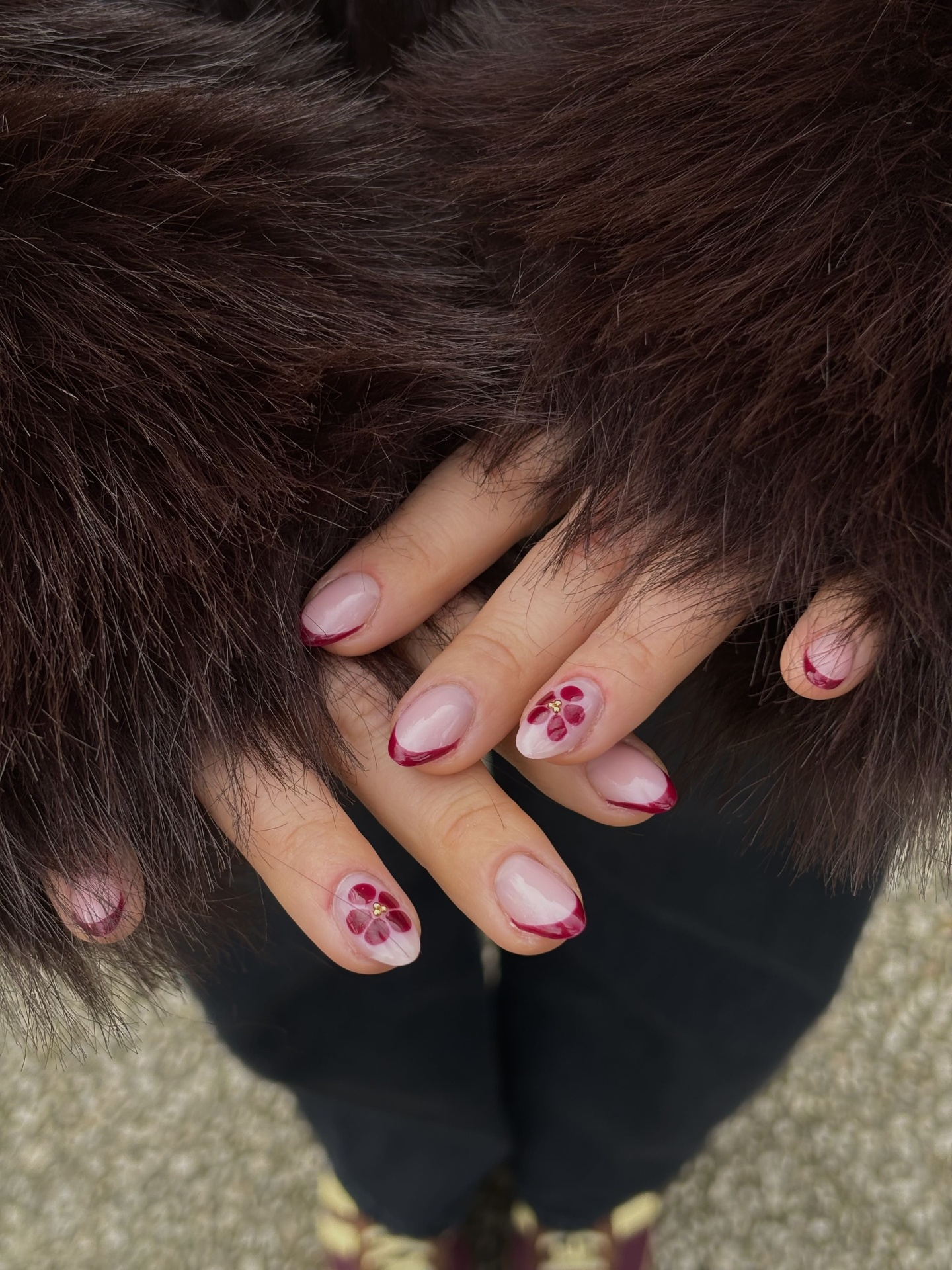 French manucure bordeaux avec nail art floral