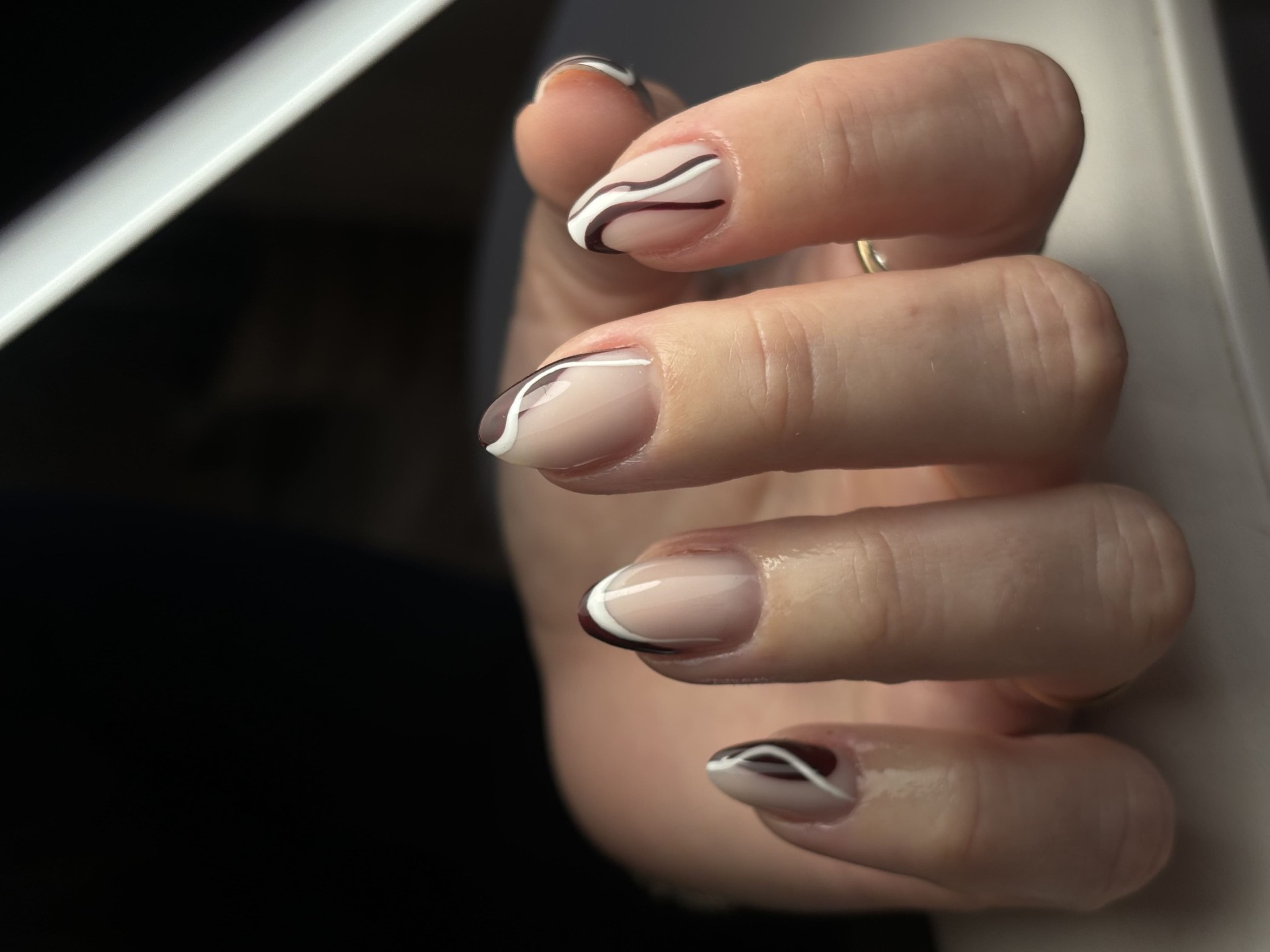 Nail art swirl chocolat sur base nude