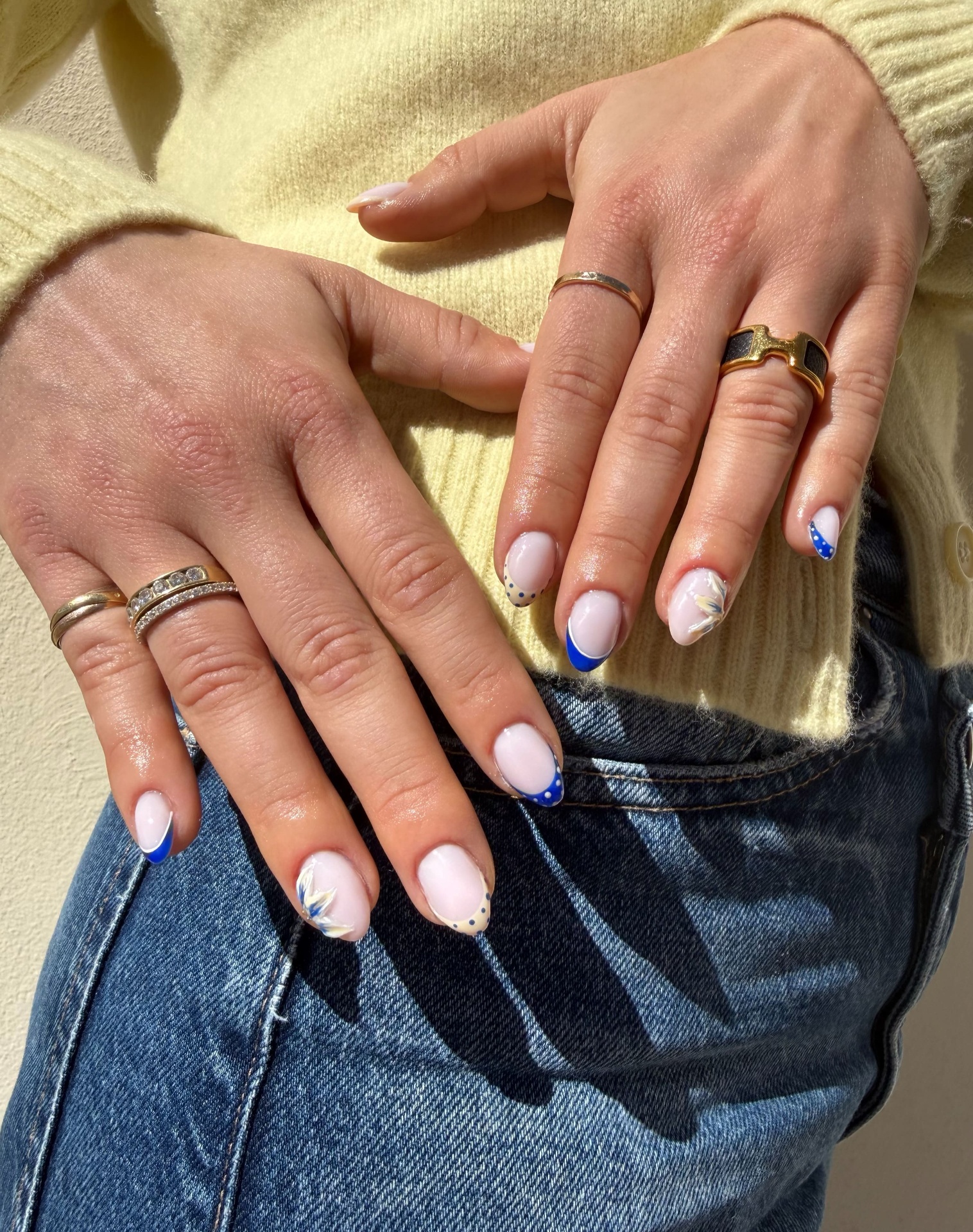 French manucure pastel avec touches bleu klein