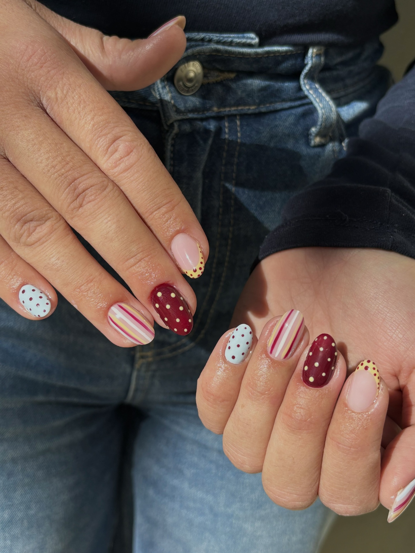 Nail art mix pois et rayures bordeaux, jaune et bleu