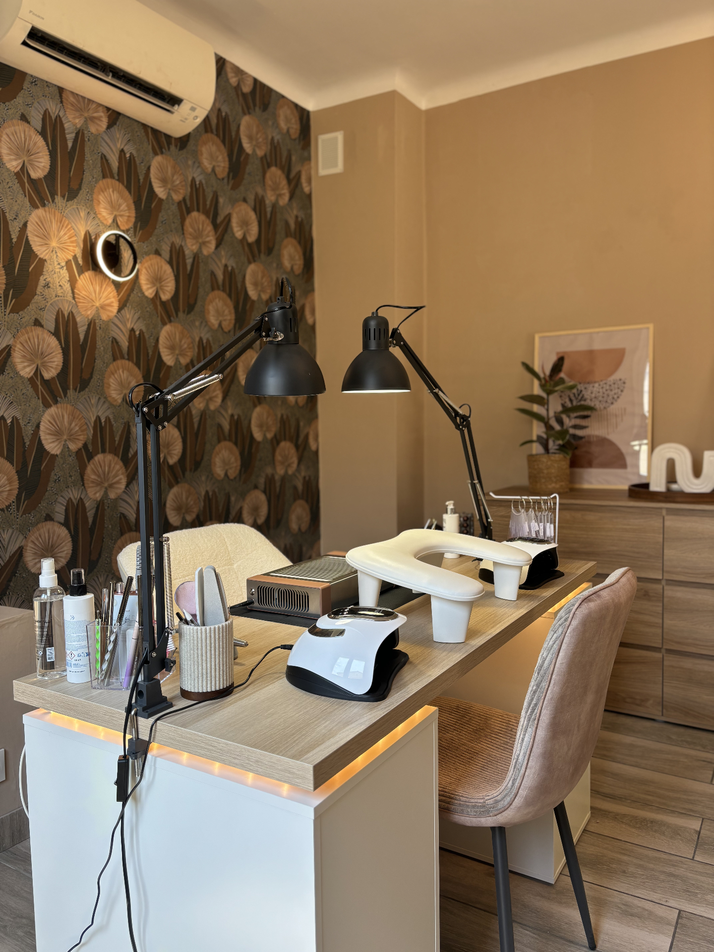 Poste manucure équipé de l'institut Com'Elle